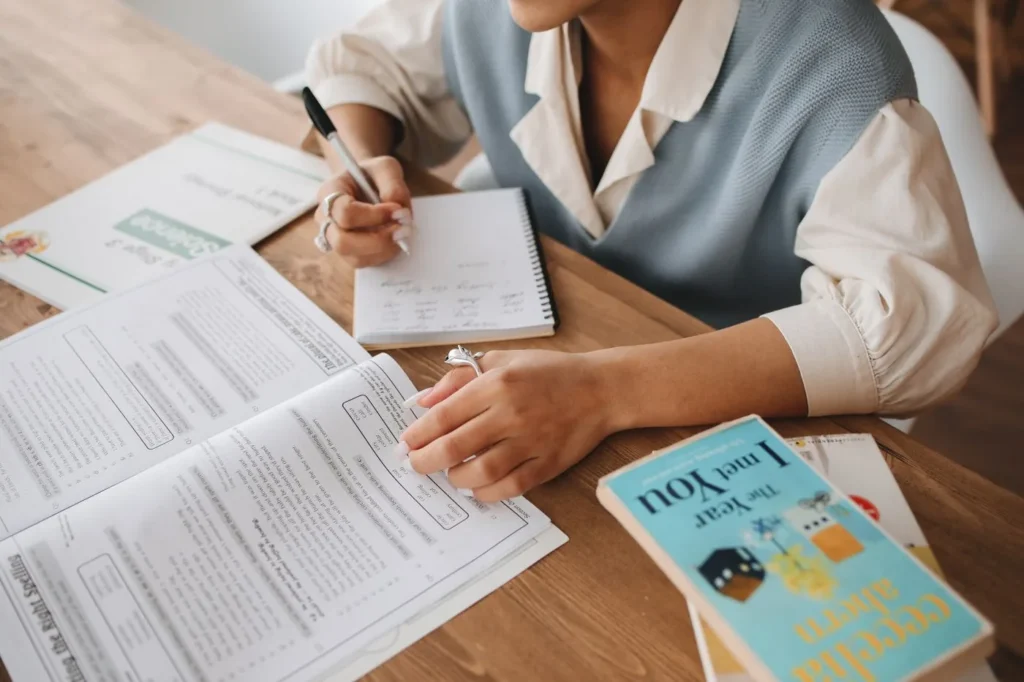 كتب وملاحظات أثناء المذاكرة
